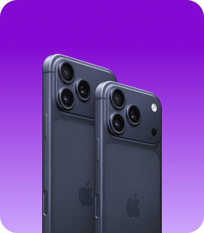 Dos iPhones en color negro espacial vistos por la parte trasera, sobre fondo morado.