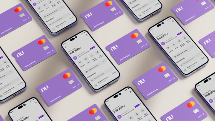 Una tarjeta de crédito Nu al lado un celular con la app de Nu abierta