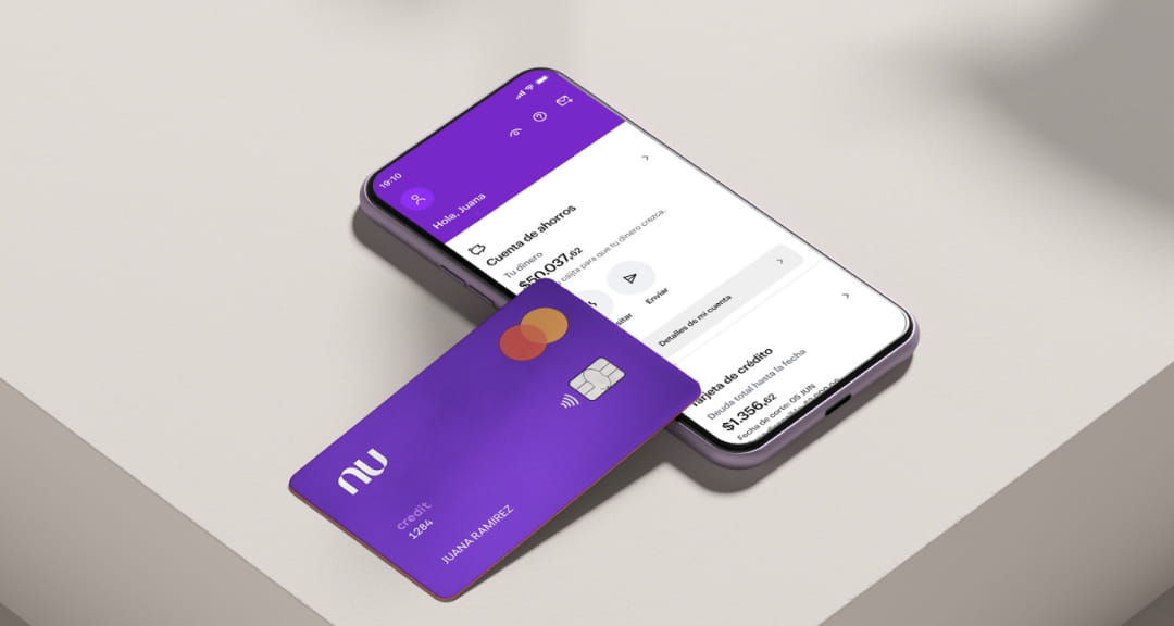 Una tarjeta de crédito Nu sobre un celular con la app de Nu abierta
