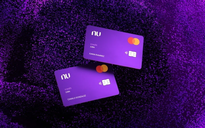 Dos tarjetas de crédito Nu sobre un fondo gris, una al lado de la otra.