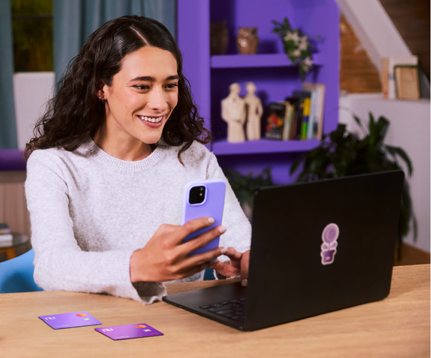 Fotografía de la tarjeta de crédito Nu sostenida por la mano de una persona