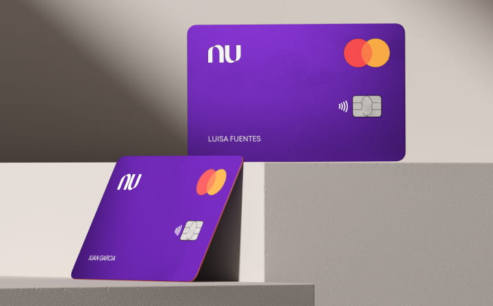 Dos tarjetas de crédito Nu sobre un fondo gris, una al lado de la otra.